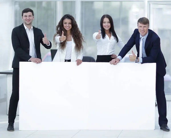 Equipe de negócios segurando bandeira branca em branco — Fotografia de Stock