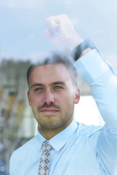 Vue de derrière glass.businessman regardant par la fenêtre du bureau . — Photo