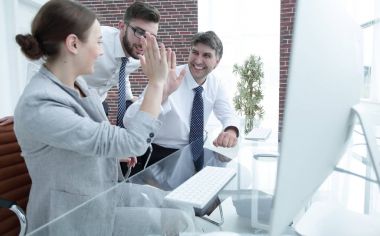 Dost canlısı iş ekibi başarısını gösterdi