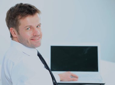 yakışıklı genç iş adamı ve laptop portre.