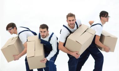 Nakliyeciler işlerini yapmak için acele ederler..