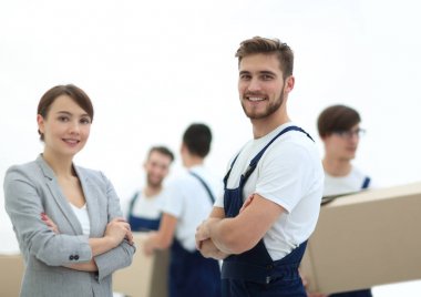 Genç iş kadını Nakliyeciler ekibi ile işbirliği yapmaktadır..