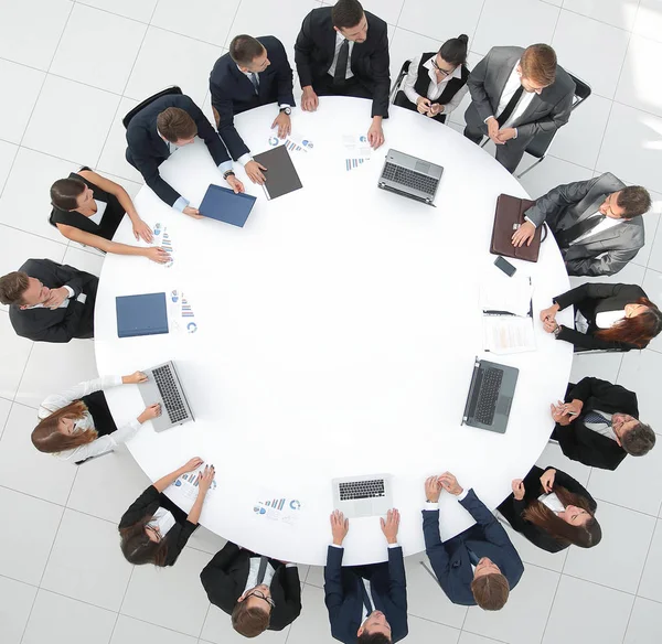 Vista do top.meeting parceiros de negócios para rodada - mesa. — Fotografia de Stock