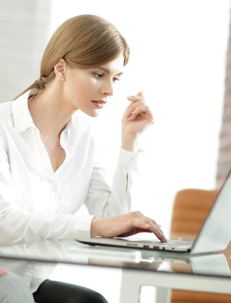 Kvinnlig assistent arbetar på laptop på kontoret. — Stockfoto
