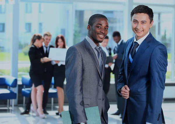 Zwei Geschäftsleute diskutieren - isoliertes Studiobild in hoher Auflösung. — Stockfoto