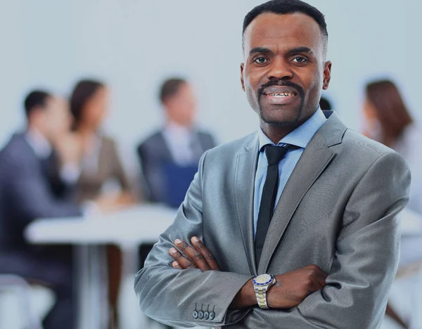 Счастливый афро-американский бизнесмен со своей командой, работающей за . — стоковое фото