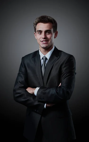 Retrato del exitoso hombre de negocios de pie sobre fondo negro . — Foto de Stock