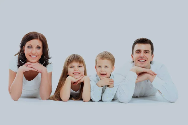 행복 한 가정 - 흰 배경으로 고립되어 있는 가족. — 스톡 사진
