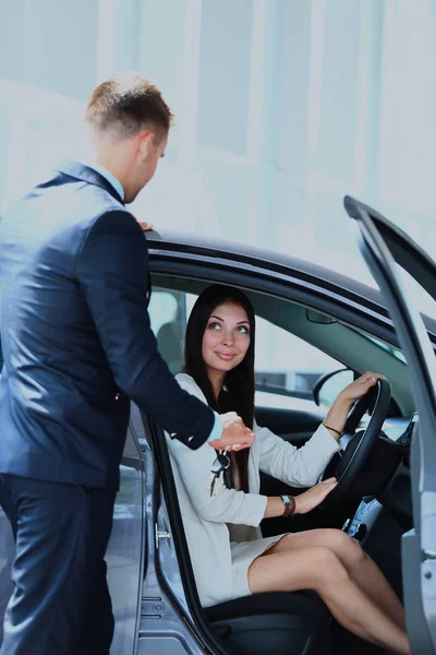 Mujer comprando un coche nuevo . — Foto de Stock