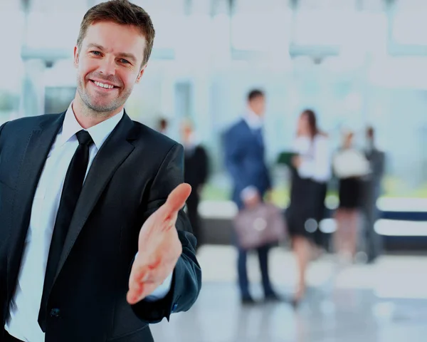 Retrato de un exitoso empresario echando una mano . — Foto de Stock