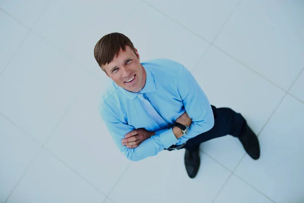 Retrato de un hombre de negocios de edad avanzada guapo de pie en interiores — Foto de Stock