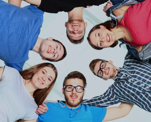 Retrato de estudiantes universitarios confiados formando acurrucarse sobre fondo blanco . — Foto de Stock