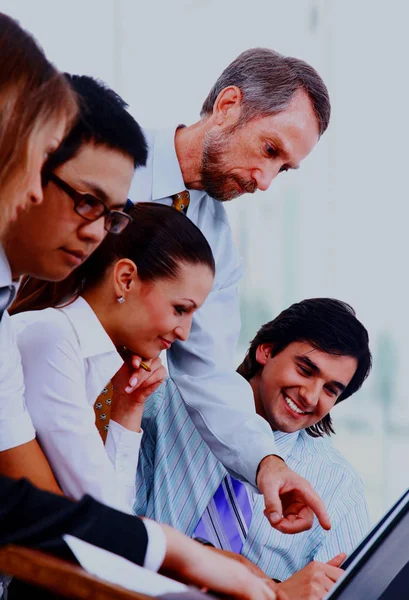 Geschäftstreffen - Manager bespricht Arbeit mit Kollegen. — Stockfoto