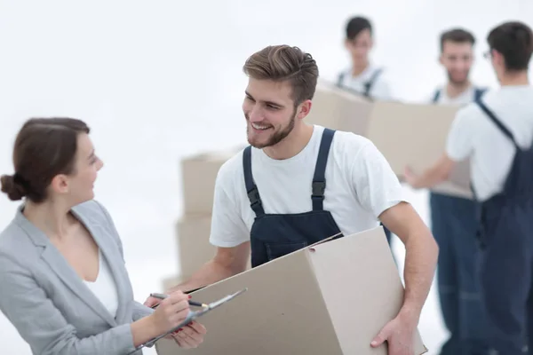 Gerente e movers isolados em fundo branco . — Fotografia de Stock