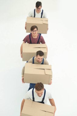 Kutuları üst üste beyaz izole, ayakta tutan genç Nakliyeciler
