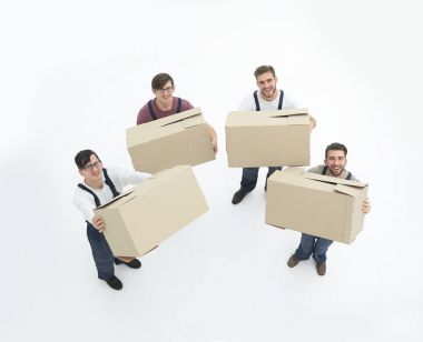 Beyaz arka plan üzerinde izole kutuları tutan genç Nakliyeciler,