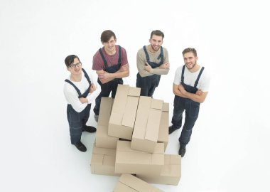 Beyaz arka plan üzerinde izole kutuları tutan genç Nakliyeciler,