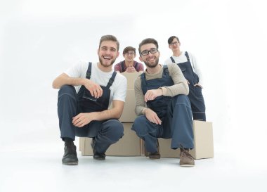 Kutuları yığını tutan genç teslim erkekler gülümseyen. W izole