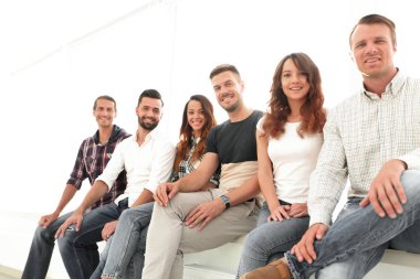 bekleme odasında sandalyelere oturan genç yaratıcı insanlar