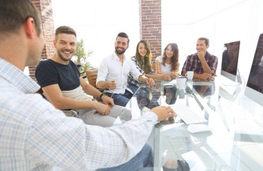 modern masa başında oturan iş takım.