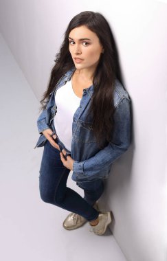 güzel genç bir öğrenci üzerinde beyaz izole