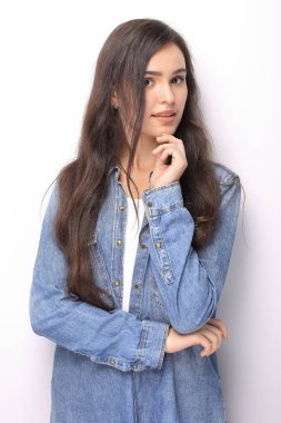 Beyaz arka planda izole genç öğrenci