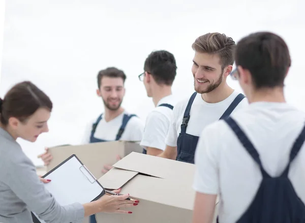 Manager e traslocatori isolati su sfondo bianco . — Foto Stock