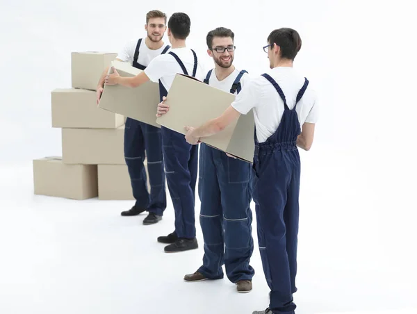 Foto zaměstnanci předat navzájem krabic při stěhování bytů. — Stock fotografie