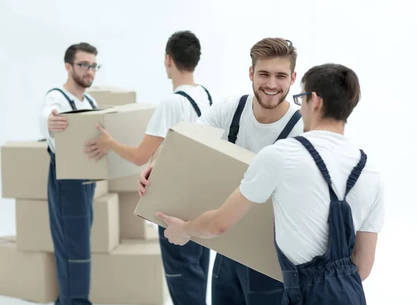 Πορτρέτο του μετακινούμενοι κρατώντας κουτί χαμογελώντας απομονώνονται σε λευκό backgro — Φωτογραφία Αρχείου