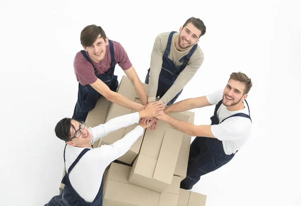 Happy sorrindo movers carregando caixas, isolado em backgroun branco — Fotografia de Stock