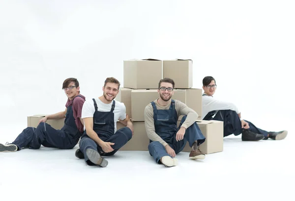 Веселые рабочие с упакованными коробками, изолированными на белом . — стоковое фото