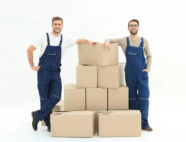 Des jeunes hommes portant une boîte à la pile de boîtes . — Photo