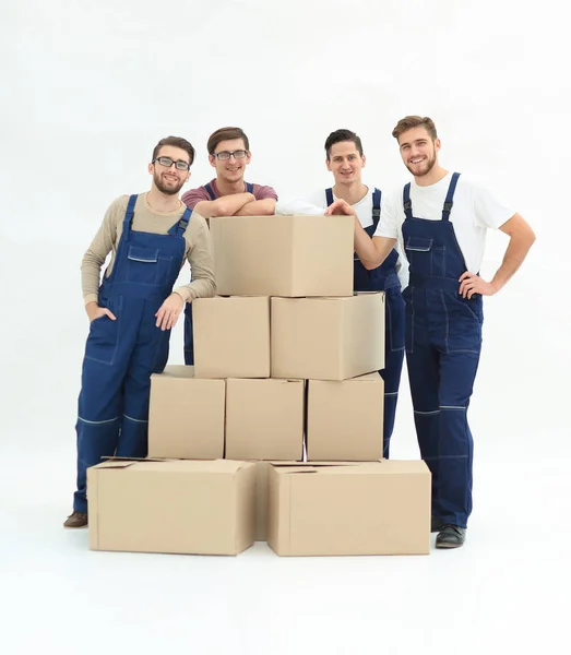 Trabalhadores entregar caixas, isolado, fundo branco — Fotografia de Stock