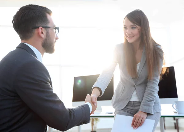 Welcome and handshake of business people — Stock Photo, Image