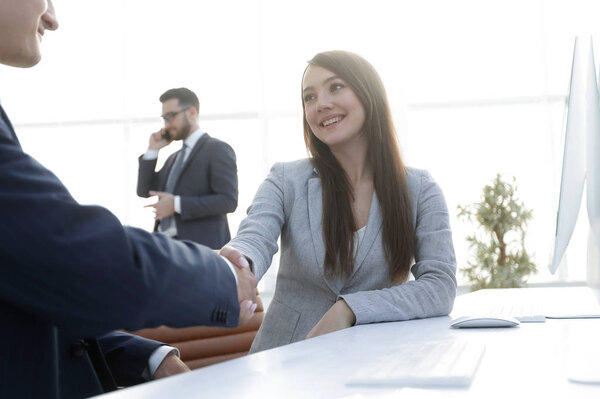 деловая женщина пожимает руку деловому партнеру
.