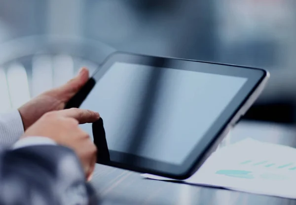 Üzletember gazdaság digitális tabletta. — Stock Fotó