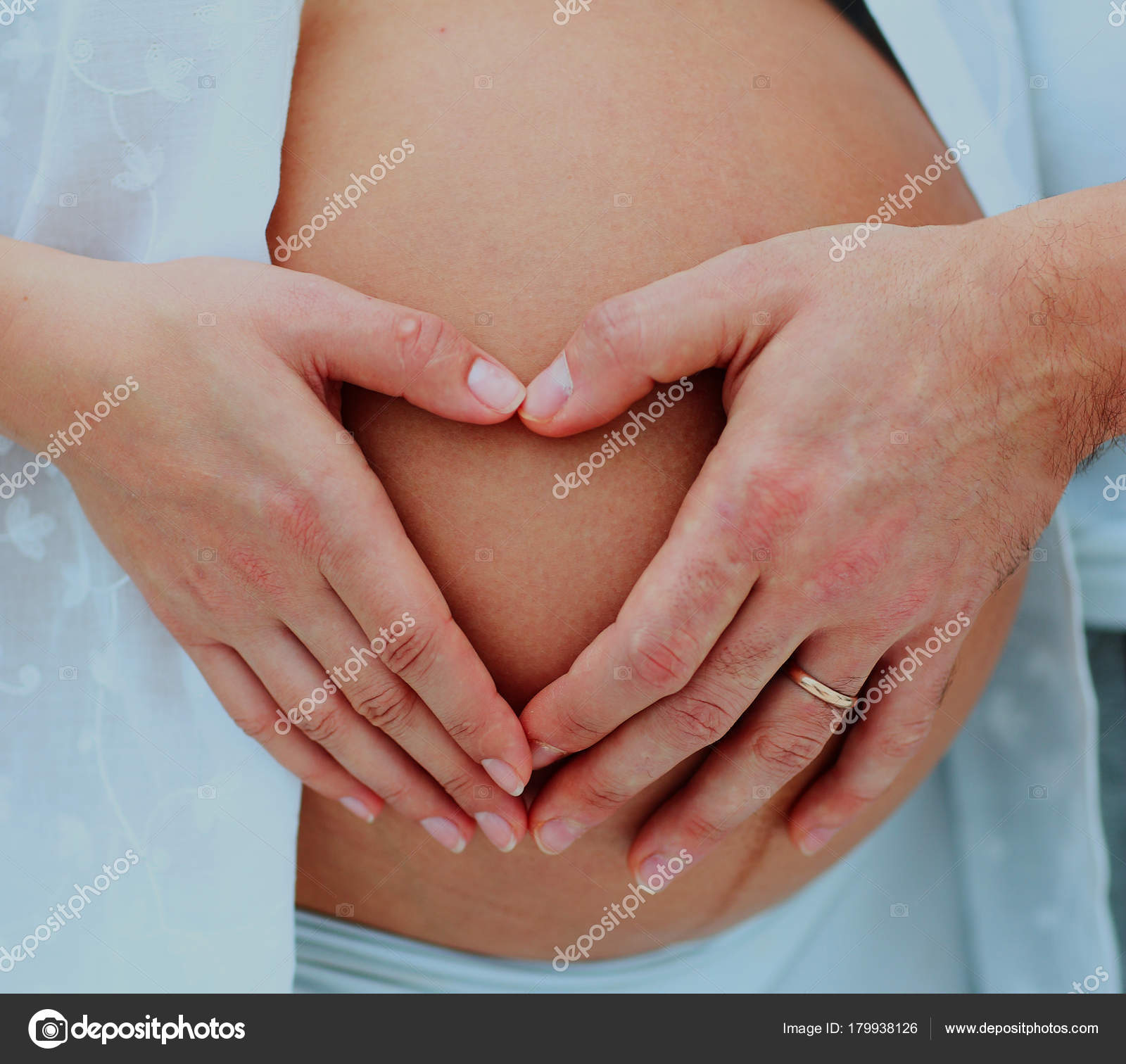 Крупным планом изображение сердца мамами и папами руки ее ребенка шишка .  стоковое фото ©depositedhar 179938126