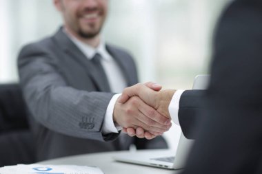 portre .handshake iş ortakları masanın üstünde