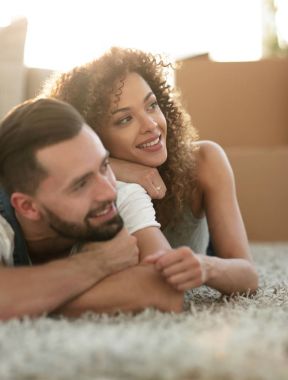 Mutlu çift arka plan bulanık halıya yatan