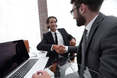 portre. bir ofiste iş el sıkışma.