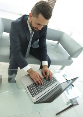 İşadamı tarama bilgilerini laptop gülümseyen,