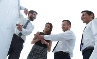 bir şey onun arkadaşları için bir beyaz tahta üzerinde gösterilen iş adamı