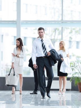 Kendine güvenen işadamı ve modern ofis geniş lobi.