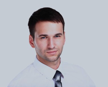 Beyaz arka plan üzerinde izole mutlu gülümseyen işadamı portresi.