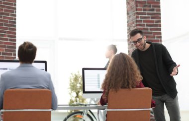 Masa başında oturan arka view.business takım