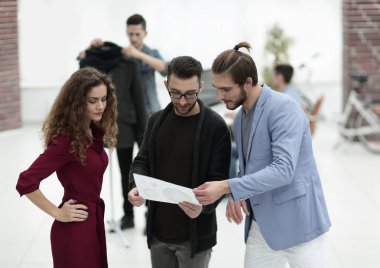 Grup yeni modeller tartışırken Tasarımcısı