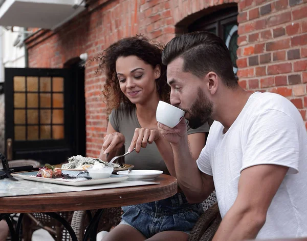 Retrato de casal romântico encantador sentado em um café com café — Fotografia de Stock