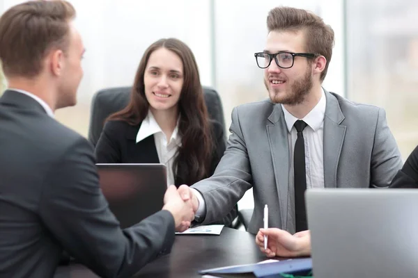 Handshake business affärspartners — Stockfoto