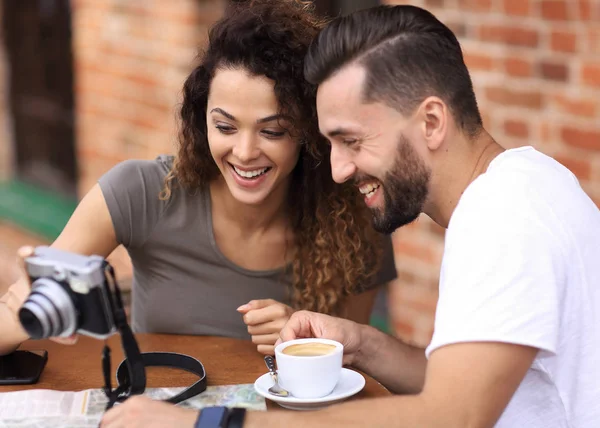 Casal jovem olhando uma foto de si mesmos em um café — Fotografia de Stock