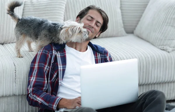 Ragazzo di successo e il suo animale domestico preferito in un accogliente soggiorno . — Foto Stock